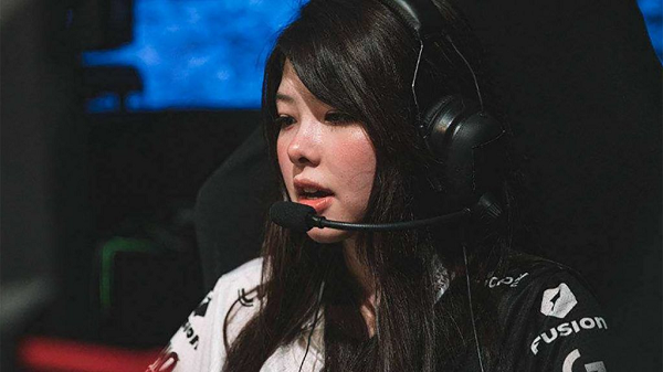 Đến năm 2020, khi đang thi đấu cho INTZ, Mayumi đã đâm đơn kiện đội tuyển LMHT này với hai lý do. Đầu tiên, cô bị các đồng nghiệp quấy rối bằng lời lẽ tục tĩu và không thể chấp nhận trên sóng Stream Twitch.