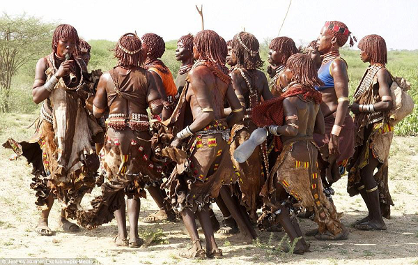 Bộ tộc Hamar ở Nam Ethiopia có cách chứng minh tình yêu bằng vết lằn trên lưng do bị đánh vô cùng kinh dị. Lưng càng nhiều sẹo càng chứng tỏ được sự mạnh mẽ, kiên cường và tình cảm mãnh liệt của họ dành cho những chàng trai của bộ tộc.