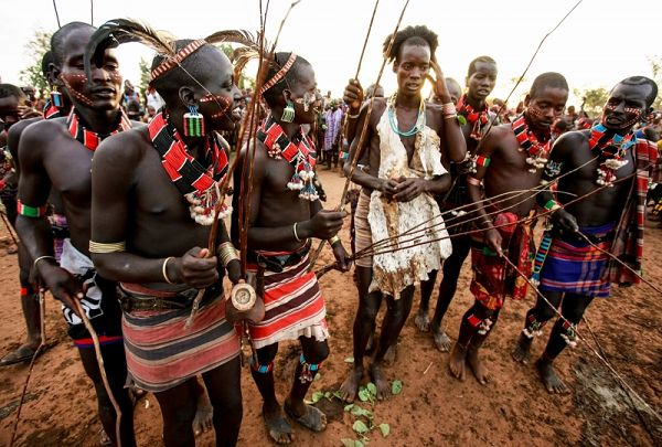 Thay vì căm giận hoặc chạy trốn khi bị những người đàn ông cầm gậy đánh vào lưng, những người phụ nữ thuộc bộ tộc Hamar yêu cầu bị đánh thêm cho đến khi thân thể tóe máu, để lại những vết sẹo lớn trên cơ thể với niềm tự hào.