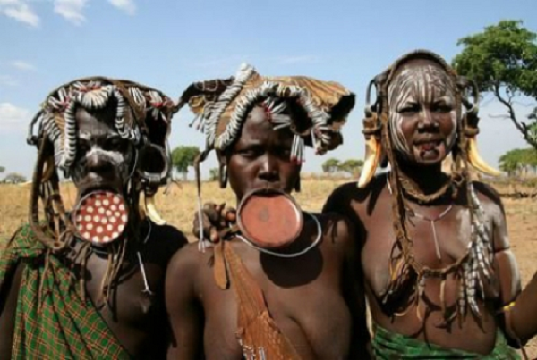 Bộ tộc Mursi ở thung lũng Omo, Ethiopia, Châu Phi có phong tục vô cùng kỳ lạ là phụ nữ phải đeo một chiếc đĩa gốm lớn ở vành môi. Đây là một biểu tượng sắc đẹp kỳ lạ tại vùng đất này, theo quan điểm của họ, đĩa càng lớn thì môi càng đẹp.