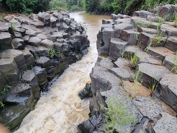 Khung cảnh hoang sơ với những rừng cây xanh đôi bờ, và các khối đá được mẹ thiên nhiên xếp đặt một cách rất tinh tế và hùng vỹ.
