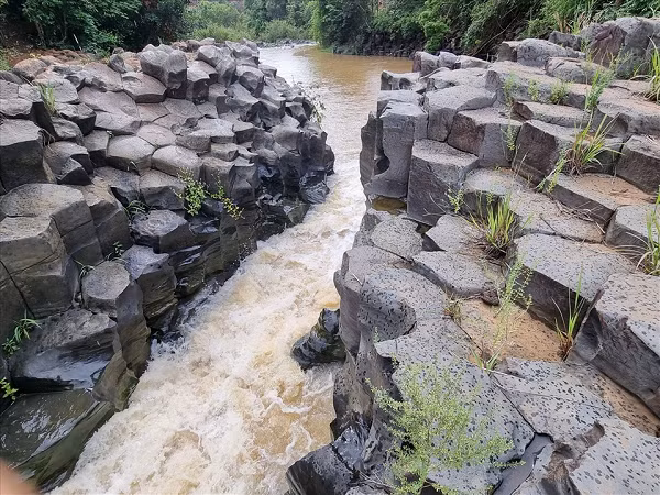 Khung cảnh hoang sơ với những rừng cây xanh đôi bờ, và các khối đá được mẹ thiên nhiên xếp đặt một cách rất tinh tế và hùng vỹ.
