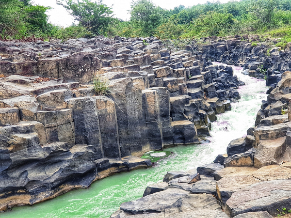 Đây còn là nơi vui chơi, tránh nóng ngày hè của người dân, đặc biệt là các em nhỏ tại làng Vân.
