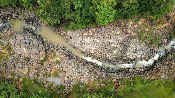 Con suối cũng là nơi người dân địa phương quanh đây tới bắt cá. Mời các bạn xem video: Khung cảnh thiên nhiên tuyệt đẹp tại các quốc gia ít dân nhất thế giới