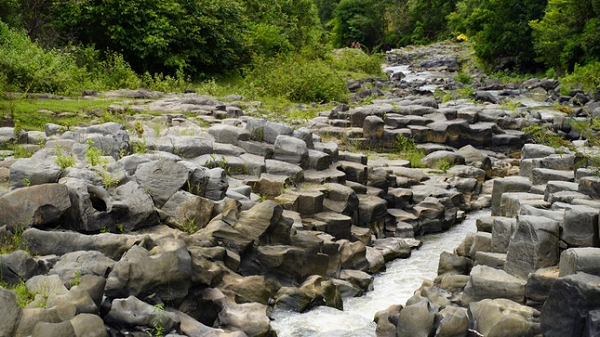 Nhiều người cho rằng, những dòng nham thạch phun trào ra từ núi lửa khi gặp nước lạnh đã bị đông cứng lại từ thời xa xưa, kết hợp với hiện tượng di ứng lực khiến những khối nham thạch này bị nứt thành nhiều chiều một cách tự nhiên tạo nên các phiến đá đẹp lạ lùng, bí ẩn như ngày nay.