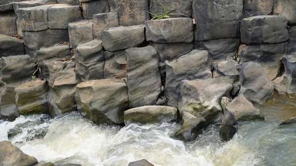 Điểm đặc biệt là hàng trăm khối hình lục giác, hình tròn hay hình vuông, lớp này xếp nối lên lớp kia, liên tiếp và khít nhau như bàn tay của vị thần nào đó sắp đặt vậy.