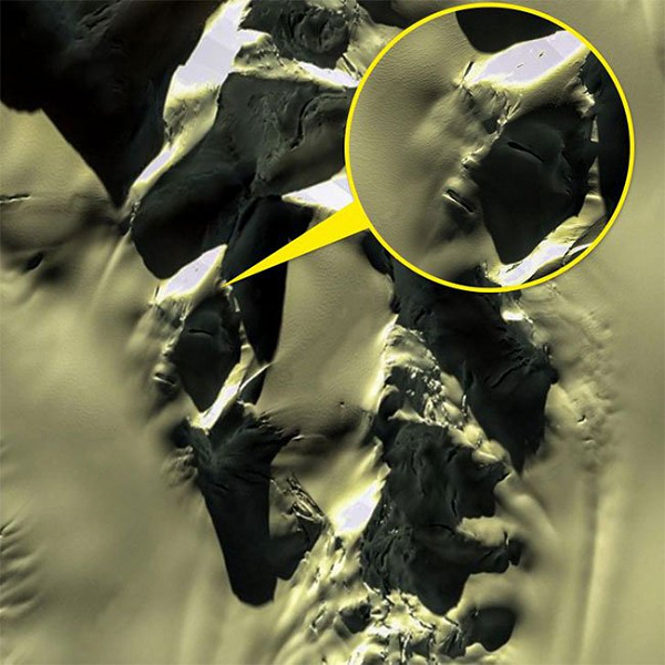 Khuôn mặt ở Nam Cực được chụp bằng vệ tinh của Google Maps, tại một ngọn núi ở Nam Cực. Khi nó mới xuất hiện, các nhà thuyết âm mưu đã cho rằng đây là minh chứng cho sự tồn tại của người ngoài hành tinh.