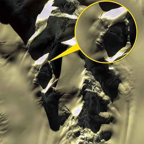 Khuôn mặt ở Nam Cực được chụp bằng vệ tinh của Google Maps, tại một ngọn núi ở Nam Cực. Khi nó mới xuất hiện, các nhà thuyết âm mưu đã cho rằng đây là minh chứng cho sự tồn tại của người ngoài hành tinh.