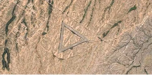 Tam giác khổng lồ của Mỹ nằm ở Wittmann (bang Arizona). Trông thì bí ẩn vậy thôi, thực chất đây là một căn cứ Không quân bị bỏ hoang trong giai đoạn 1956 - 1966.