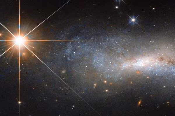 Tất cả những gì chúng ta có được trong tay là: Chớp sóng vô tuyến FRBs chỉ kéo dài trong một phần nghìn giây nhưng có năng lượng bằng tổng năng lượng của Mặt Trời sinh ra trong gần 1 thế kỷ!