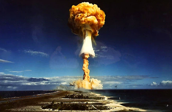 Mặc dù con người có đủ trí tuệ để tạo ra một loại vũ khí mạnh mẽ như vậy, nhưng vẫn chưa biết liệu có đủ trí tuệ để không sử dụng bom hạt nhân trên quy mô lớn hay không. Dân số quá tải, sự hiếu chiến của con người sẽ đẩy Trái đất đến thảm họa.
