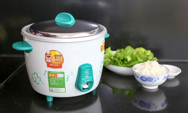 Khi nấu cơm, hãy ngâm gạo trước 30 phút để tiết kiệm thời gian sử dụng nồi cơm điện. Dùng nước ấm, đặt miếng khăn lên nắp nồi để tiết kiệm điện năng và thường xuyên làm sạch mâm nhiệt.
