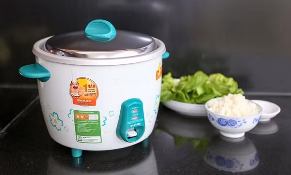 Khi nấu cơm, hãy ngâm gạo trước 30 phút để tiết kiệm thời gian sử dụng nồi cơm điện. Dùng nước ấm, đặt miếng khăn lên nắp nồi để tiết kiệm điện năng và thường xuyên làm sạch mâm nhiệt.