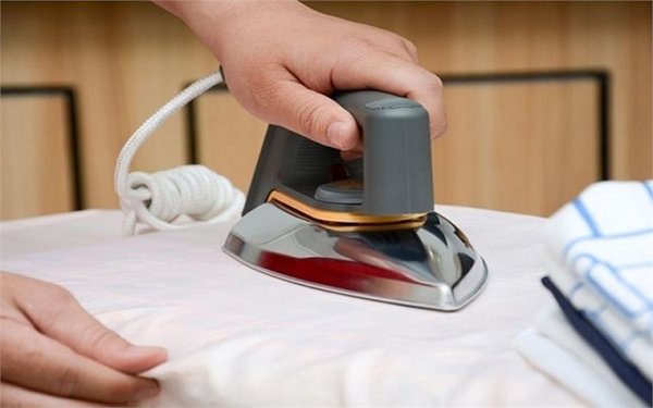 Khi sử dụng bàn là, để làm nóng tốn khá nhiều điện năng nên hãy ủi nhiều đồ cùng một lúc. Bạn có thể ủi đồ dày trước, sau đó rút điện và tận dụng hơi nóng vẫn còn để ủi đồ mỏng.