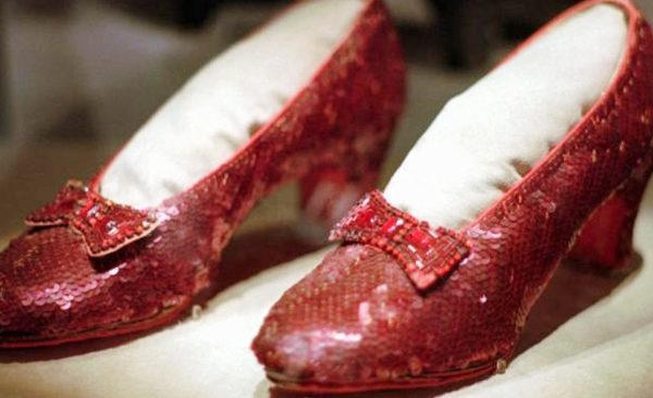  Sự kiện nhiều người nhảy múa cho tới chết diễn ra tại thị trấn Strasbourg (hiện là một phần lãnh thổ nước Pháp) có nhiều chi tiết trùng hợp đến ghê rợn với câu chuyện cổ tích nói trên.