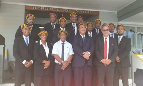 Ông Aingimea tiếp tục làm việc trong chính quyền của Tổng thống Waqa với chức vụ Trợ lý Bộ trưởng Tư pháp và Kiểm soát Biên giới Nauru "dưới trướng" Bộ trưởng David Adeang cho đến khi tuyên thệ nhậm chức trở thành Tổng thống Nauru ngày 27/8 vừa qua. Ảnh: Loop. 