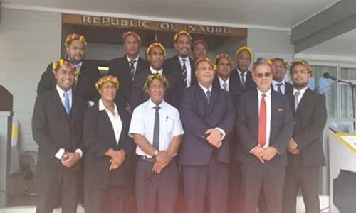 Ông Aingimea tiếp tục làm việc trong chính quyền của Tổng thống Waqa với chức vụ Trợ lý Bộ trưởng Tư pháp và Kiểm soát Biên giới Nauru "dưới trướng" Bộ trưởng David Adeang cho đến khi tuyên thệ nhậm chức trở thành Tổng thống Nauru ngày 27/8 vừa qua. Ảnh: Loop. 