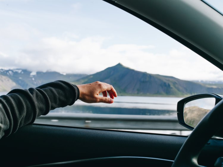 Theo Business Insider, tại Australia, việc tài xế đưa tay ra ngoài cửa sổ xe khi đang điều khiển phương tiện là vi phạm luật, trừ khi là họ đang ra hiệu cho các lái xe khác. Được biết, mức phạt cho hành vi vi phạm này tại bang New South Wales là 237,69 USD. Đây là một trong những điều luật lái xe kỳ quặc nhất thế giới. (Nguồn ảnh: Business Insider)