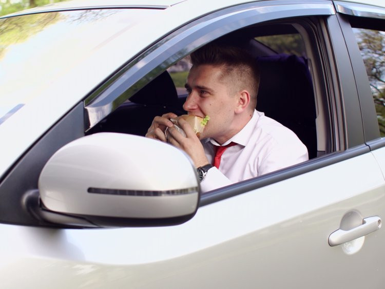 Trong khi lái xe, bạn sẽ không được ăn uống bất cứ thứ gì, kể cả nước lọc. Đây là điều luật lái xe được quy định tại Đảo Síp. Mức phạt hành chính đối với hành vi vi phạm này là 85 euro hay 95,86 USD.