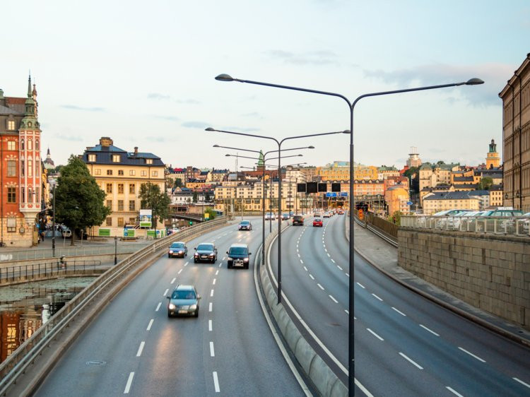 Ở Thụy Điển hay Iceland, bạn luôn phải bật đèn pha khi lái xe, kể cả là ban ngày.