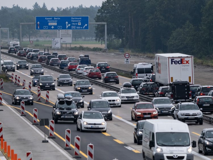 Việc dừng xe trên đường cao tốc ở Đức, kể cả khi chiếc xe đó hết xăng, cũng bị coi là phạm pháp.