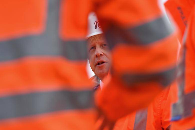 Ông Boris gặp gỡ các sinh viên tốt nghiệp tại một công trường ở Stretford, gần Machester, hôm 27/7.