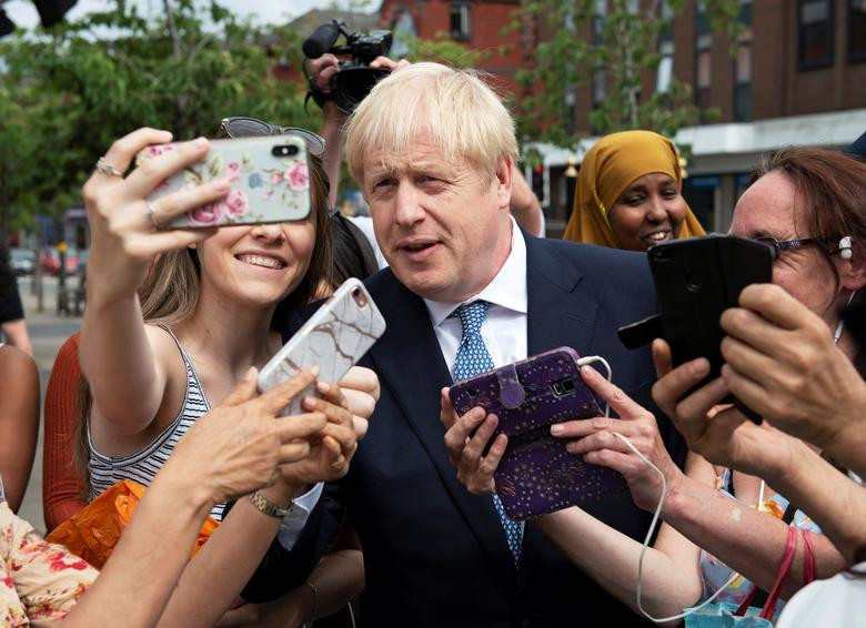 Nhà lãnh đạo Anh chụp ảnh cùng mọi người khi tới thăm Birmingham hôm 26/7.