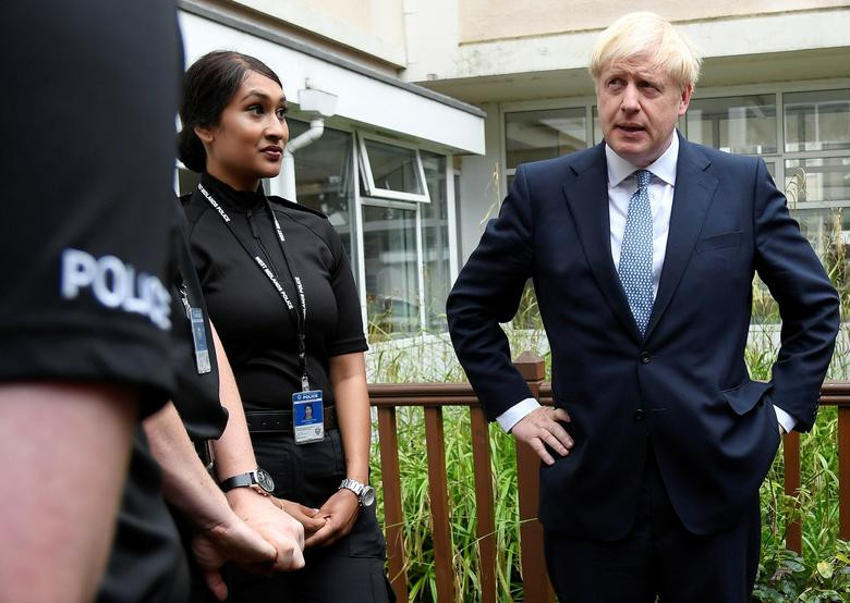 Tân Thủ tướng Anh trao đổi với các học viên tốt nghiệp của Trung tâm đào tạo cảnh sát West Midlands ở Birmingham ngày 26/7.