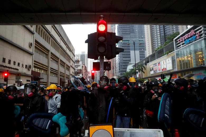 Nhiều người biểu tình đeo mặt nạ đổ ra đường phố Hong Kong cuối tuần qua.