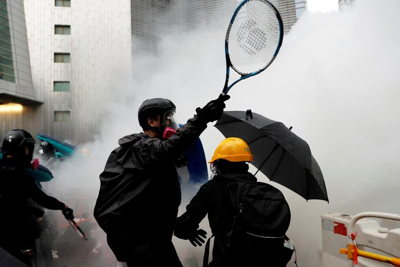 Đường phố Hong Kong chìm trong hơi cay mù mịt hôm 25/8.