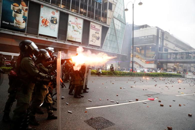 Cảnh sát chống bạo động bắn hơi cay về phía đám đông người biểu tình ở Thuyền Loan hôm 25/8.