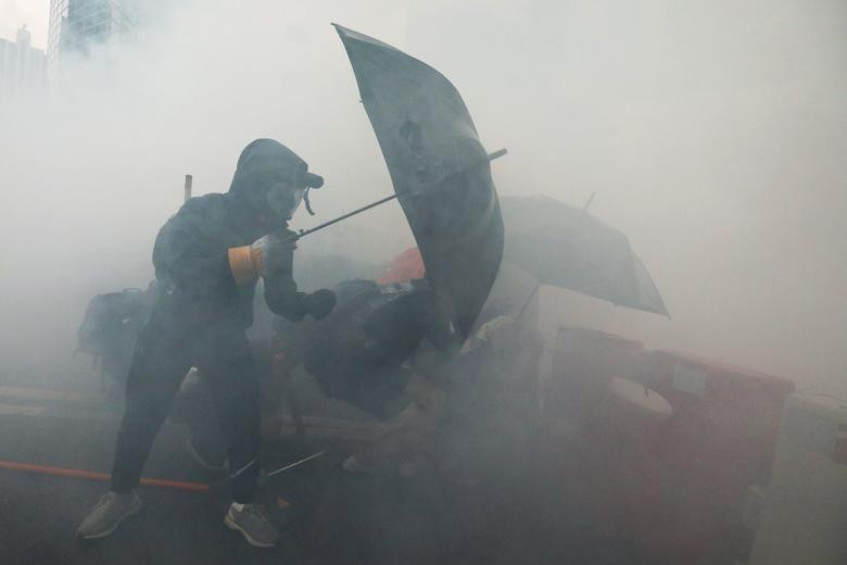 Những người biểu tình bịt mặt đã chặn nhiều tuyến phố ở Thuyền Loan, làm tê liệt giao thông ở các khu vực lân cận. Họ ném bom xăng, gạch về phía lực lượng an ninh Hong Kong khiến một số cảnh sát bị thương.