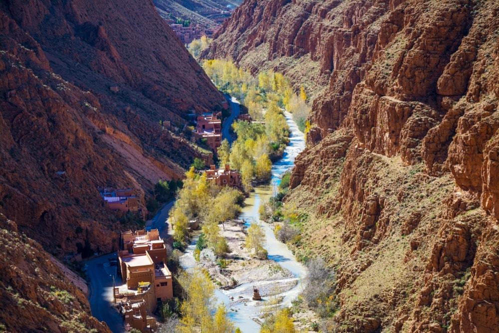 Mặc dù ở vị trí độc đáo và đi qua các khu vực hẻo lánh, dọc con đường lại có rất nhiều tòa nhà được xây dựng bên những vách núi như những pháo đài. Bạn sẽ bị cuốn hút trước màu đỏ của phong cảnh núi non tương phản với màu xanh của thung lũng màu mỡ được bao quanh và bảo vệ bởi những vách núi dựng đứng. Ảnh: Foto-Migawki MD. *) Title do Kiến Thức biên tập lại