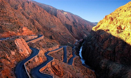 Nằm giữa dãy núi Atlas và Anti-Atlas, Morocco, con đường Dades Gorges quanh co, uốn lượn, được cho là con đường nguy hiểm nhất thế giới. Với phong cảnh sa mạc tuyệt đẹp, những ngôi làng và rặng cọ ven đường, nơi đây còn được mệnh danh là một trong những tuyến đường đẹp nhất trên thế giới. Ảnh: Mr_reverend.