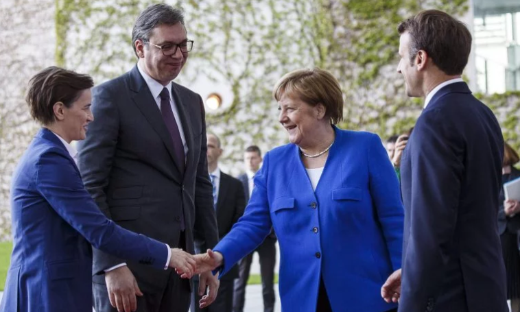 Có thể nói, Tổng thống Serbia Aleksandar Vučić hiện là nhà lãnh đạo thế giới cao nhất hiện nay, với chiều cao 1,98 mét.