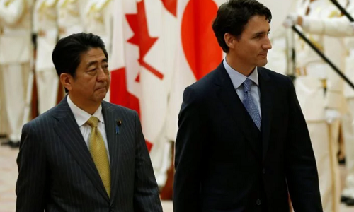 Thủ tướng Nhật Bản Shinzo Abe (trái) cao 1,78 mét. Ảnh: Ông Abe đi cùng Thủ tướng Canada Justin Trudeau hồi năm 2016.
