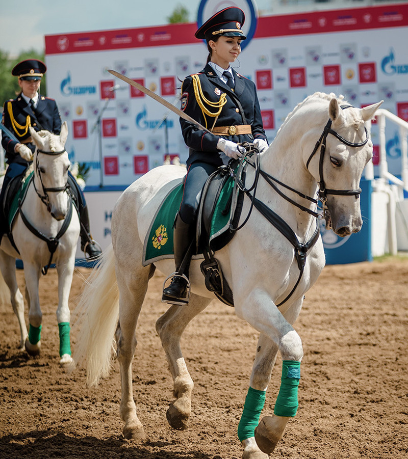 Darya tuốt gươm cưỡi ngựa. Cô đam mê cưỡi ngựa từ bé.