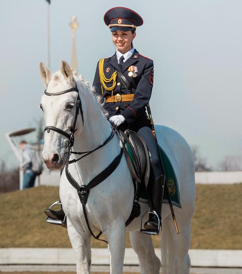 Darya tươi cười trên lưng chú bạch mã.
