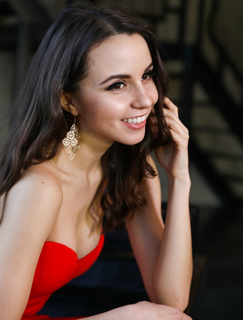 Hình ảnh nóng bỏng của Darya trong bộ đầm đỏ.