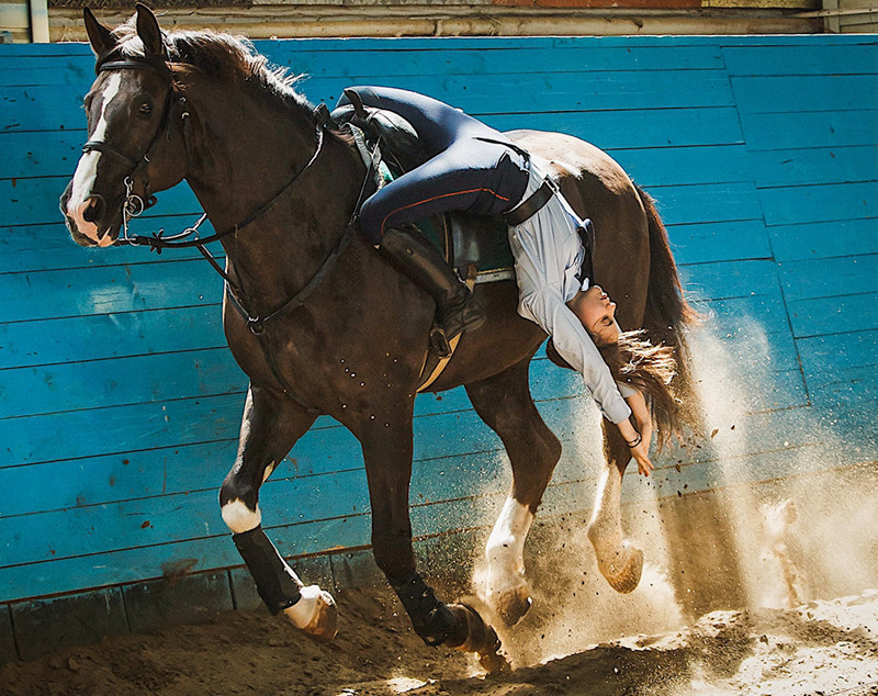 Darya và một pha ngả người ấn tượng trên lưng ngựa.