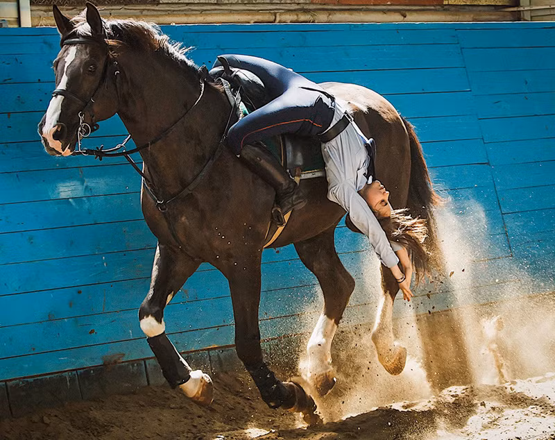 Darya và một pha ngả người ấn tượng trên lưng ngựa.