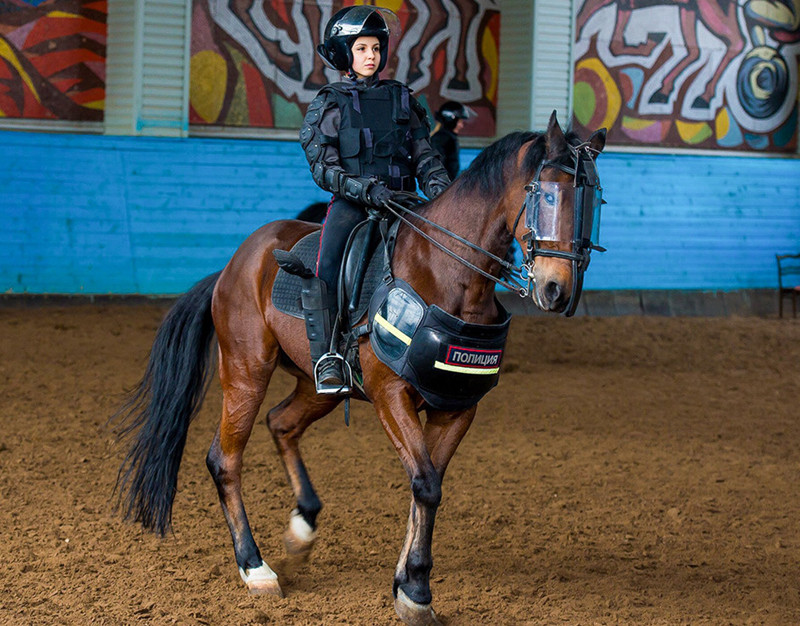 Trong một chương trình truyền hình thực tế mà Darya tham gia, nhóm của cô bị một đám say rượu tấn công. Cô gái trẻ đã bình tĩnh đợi lúc một gã say rượu như thế bị phân tâm và cô đã còng tay hắn. *) Title do Kiến Thức biên tập lại.