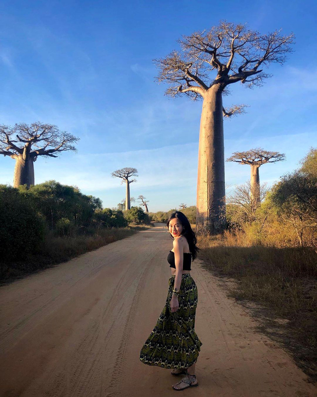 Đại lộ baobab là một trong những kỳ quan của Madagascar với tiềm năng mang lại thu nhập và việc làm cho người dân địa phương. Tuy nhiên, trước hiểm họa của biến đổi khí hậu cùng với hành động phá rừng làm nương rẫy của người dân, baobab đang giảm dần về số lượng. Những biện pháp bảo vệ môi trường đang ngày càng trở nên cấp bách. Ảnh: Momophile. *) Title do Kiến Thức biên tập lại
