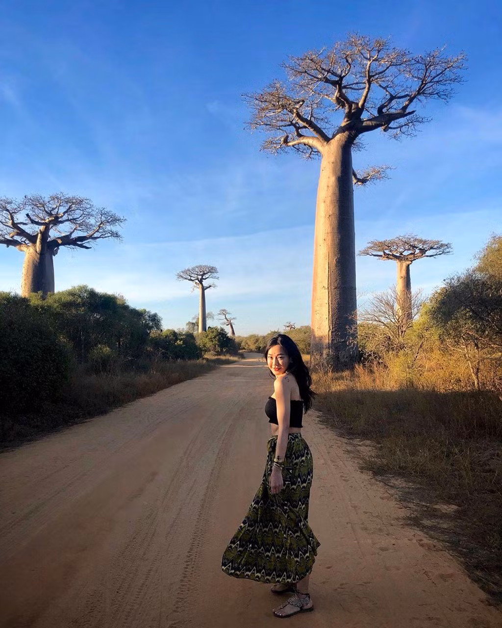 Đại lộ baobab là một trong những kỳ quan của Madagascar với tiềm năng mang lại thu nhập và việc làm cho người dân địa phương. Tuy nhiên, trước hiểm họa của biến đổi khí hậu cùng với hành động phá rừng làm nương rẫy của người dân, baobab đang giảm dần về số lượng. Những biện pháp bảo vệ môi trường đang ngày càng trở nên cấp bách. Ảnh: Momophile. *) Title do Kiến Thức biên tập lại