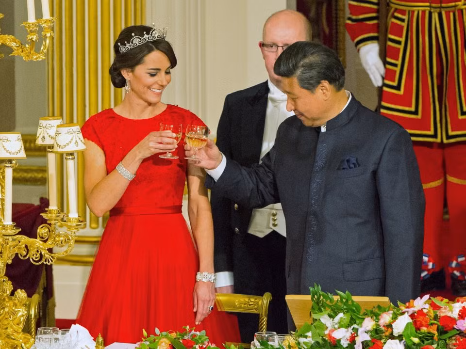 Công nương Kate diện váy đỏ nổi bật nâng cốc cùng Chủ tịch Trung Quốc Tập Cận Bình tại buổi tiệc ở Cung điện Buckingham ngày 20/10/2015.