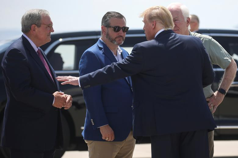 Đón ông Trump tại sân bay quốc tế El Paso, bang Texas, có Thượng nghị sĩ Tex Cruz và John Cornyn.