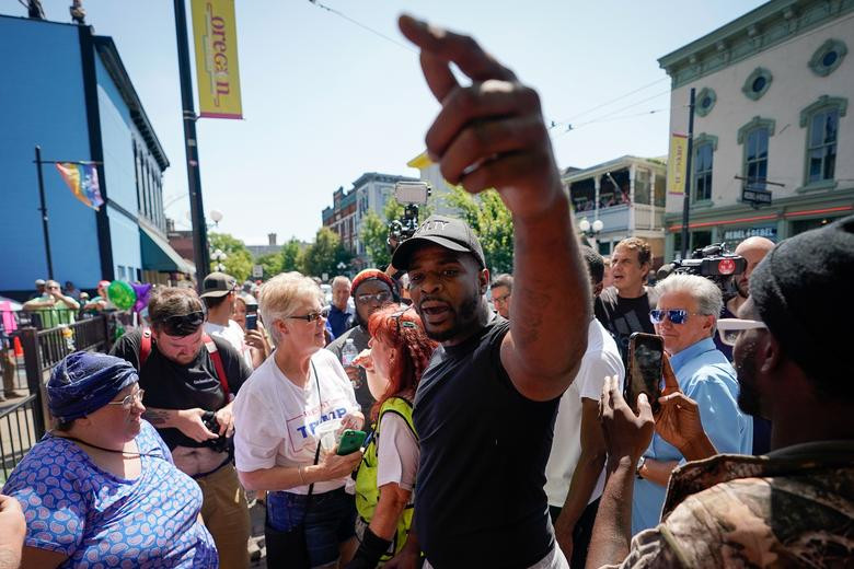 Đám đông người ủng hộ và phản đối ông Trump kéo đến gần hiện trường vụ xả súng hàng loạt ở Dayton, Ohio.