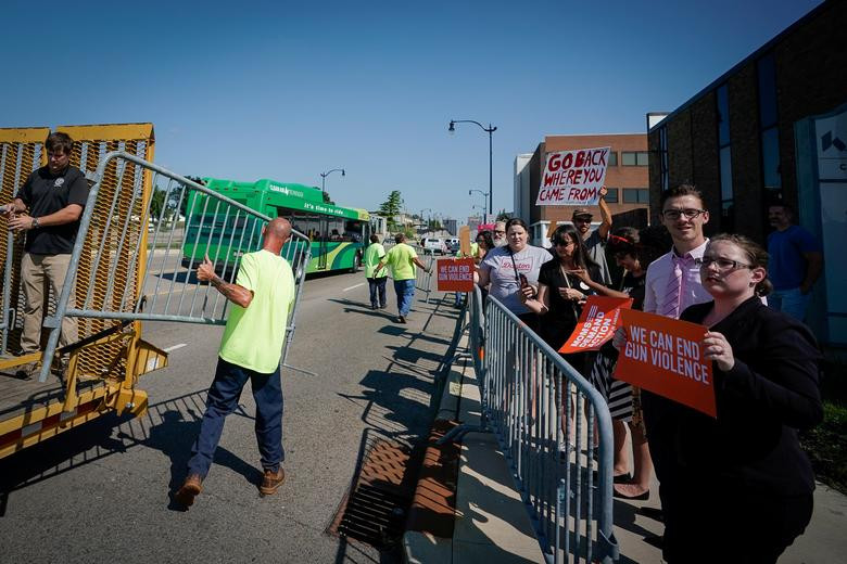 Người biểu tình kéo đến gần bệnh viện Miami Valley, nơi Tổng thống Trump thăm nạn nhân vụ xả súng, hôm 7/8.