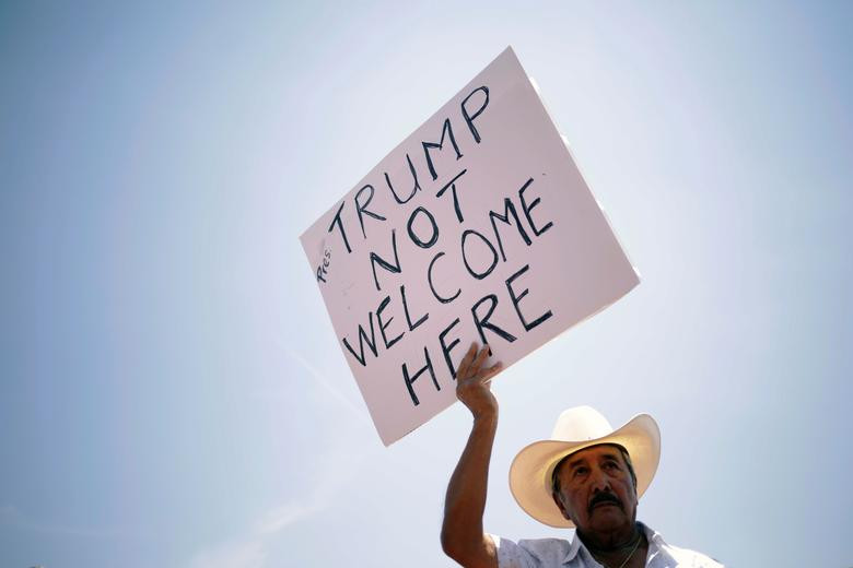 Những người biểu tình cáo buộc Tổng thống Trump đã gây căng thẳng bằng những phát ngôn chống nhập cư và phân biệt chủng tộc.