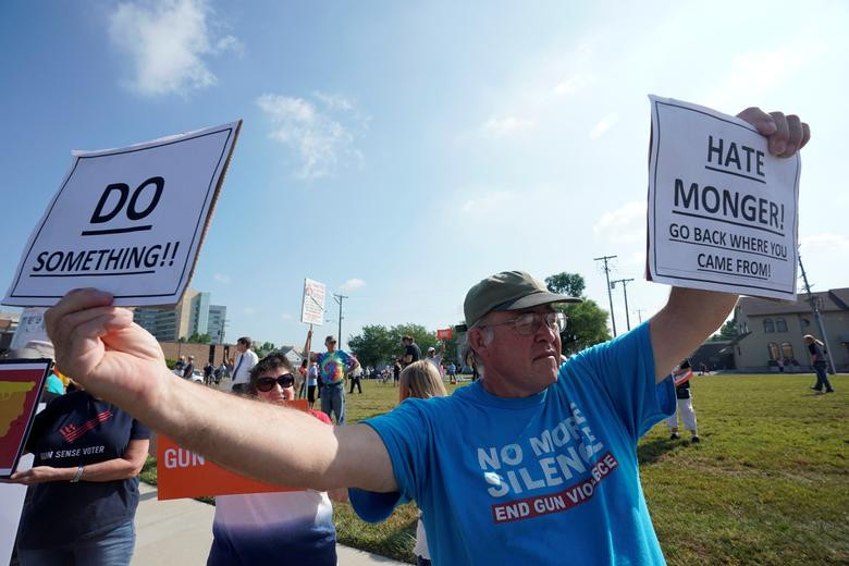 Người đàn ông tham gia cuộc tuần hành phản đối bạo lực súng đạn ở Dayton.